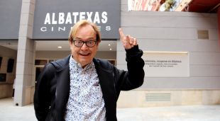 El director de cinema Ventura Pons a les portes del cinema AlbaTexas, a València,