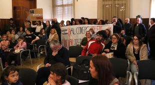 Els concentrats han pujat fins a la sala de plens de l'Ajuntament de Figueres