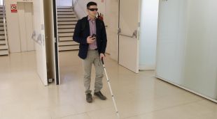 L'estudiant de Ciències Poítiques, Isaac Pedrós, caminant per la Facultat de Dret de la Universitat de Girona