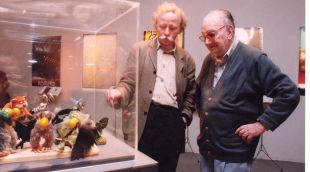 Joan Brossa en una de les seves darreres visites al Museu del Cinema