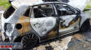 Un dels vehicles que va incendiar el detingut