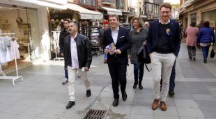 El cap de llista de Cs per Girona, Héctor Amelló, i el candidat al Senat, Bernat Doria, durant la passejada electoral a Palamós