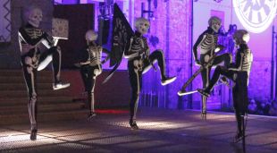 Els esquelets enmig d'un pas de la Dansa de la Mort