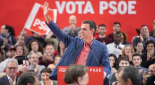 Pedro Sánchez saluda durant un míting a Alacant