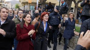 Arrimadas encarant-se i provocant els veïns de Torroella durant la seva visita