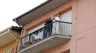 Els Mossos d'Esquadra al pis on ha tingut lloc el crim