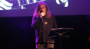 Gerard Quintana cantant en el concert 'Intocables' dins del Festival Strenes al Centre Cultural de la Mercè