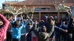 El pati de l'Escola Joan Reglà de Bàscara amb els alumnes fent els exercicis el divendres passat