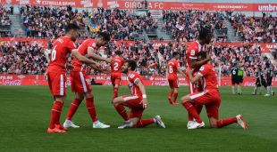 El Girona celebrant la victòria davant el Sevilla