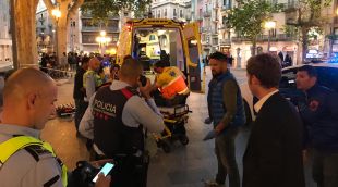 El SEM intentant salvar la vida a la víctima apunyalada