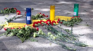 Ofrena espontània que s'ha fet al punt de la Rambla de Figueres on es va produir el crim