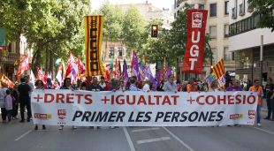 La pancarta de la manifestació organitzada per CCOO i UGT a Girona el dia 1 de Maig