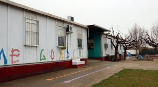 La façana de l'escola Carme Guasch de Figueres, que està en barracons,