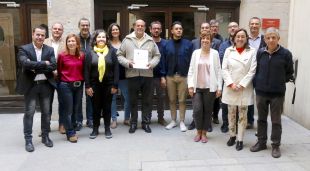 Les catorze candidatures de Girona, Salt i Sarrià de Ter que han signat el compromís per l'aigua amb el portaveu d'Aigua És Vida, Pau Masramon