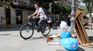 Bosses d'escombraries i cartrons a la Rambla de Girona