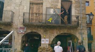 El quadre de Hitler en un dels balcons de la plaça