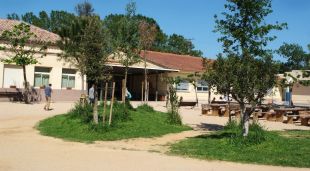 Exterior de l'escola Quermany de Pals