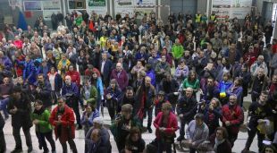 El Pavelló de Verges aquest dissabte, amb els manifestants