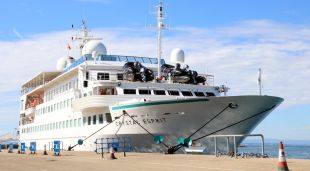 El creuer Crystal Espirit que ha arribat avui al port de Roses