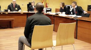 D'esquenes, l'acusat de violar, amenaçar i maltractar la parella a Medinyà