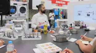Un expert de la casa Moulinex fent un taller sobre els seus productes al MediaMarkt de Girona