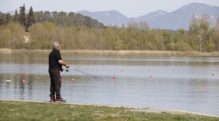 Un home pescant a l'Estany de Banyoles