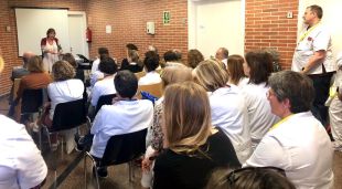 En primer terme la consellera de Salut, Alba Vergés, durant la reunió amb els professionals del CAP de Cassà de la Selva
