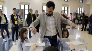 El president del Parlament, Roger Torrent, votant a Sarrià de Ter
