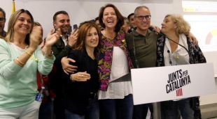 La cap de llista de JxCat, Marta Madrenas, celebrant els resultats del 26-M amb la resta de la candidatura