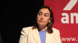 La cap de llista del PSC a Girona, Sílvia Paneque, en un pla mitjà durant el debat electoral organitzat per l'Agència Catalana de Notícies