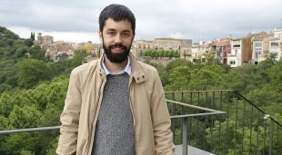 El cap de llista Sumem per Hostalric, Nil Papiol, amb el poble de fons