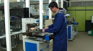 Un estudiant de l'IES la Garrotxa davant un torn de Control Numéric