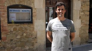 El nou alcalde de Corçà, Raül Yruela, al davant de l'Ajuntament