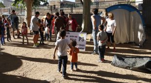 Les famílies clavant les tendes en el pati de l'escola Gaziel en contra de la supressió d'una línia de P3