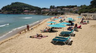Platja de Castell de Palamós amb banyistes
