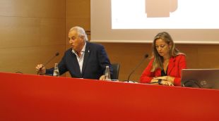 El president de Dipsalut, Josep Maria Corominas, i la gerent, Sílvia Oliveras, en la presentació del balanç
