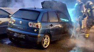 Els efectius d'emergències apagant el foc en un vehicle a Blanes