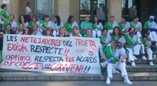 Les treballadores de la neteja de l'Hospital Trueta en una concentració, avui