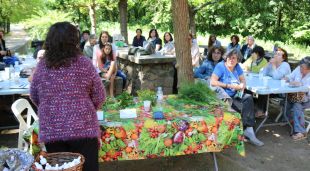Un instant de l'activitat del taller d'herbes remeieres que s'ha fet aquest dissabte