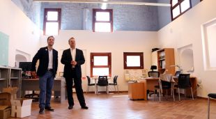 L'alcalde en funcions, Jordi Masquef i Manuel Toro, en una de les sales rehabilitades del convent dels Caputxins