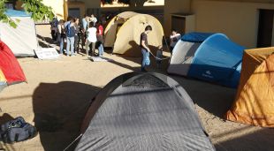 Les tendes muntades en el pati de l'escola Gaziel en motiu de la tancada de les famílies