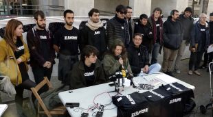 Els encausats pel tall del TAV a Girona abans de comparèixer al jutjat, el 15 de març passat
