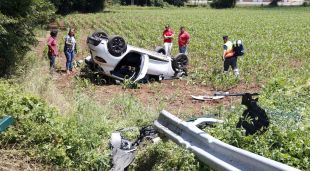Pla general del vehicle completament bolcat a la Vall de Bianya (Garrotxa)