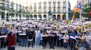 Un instant de la concentració en contra del judici de l'1-O a la plaça de la Independència de Girona