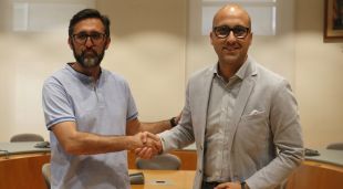 El cap de llista del PSC, Francisco Pastor, i el de Junts per Lloret, Jaume Dulsat, donant-se la mà després de signar l'acord