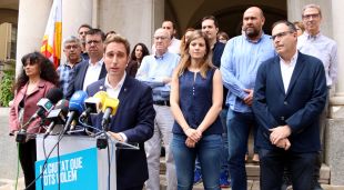 El cap de llista de Junts per FIgueres, Jordi Masquef, acompanyat dels membres de la seva llista