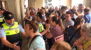 Un dels moments de tensió viscuts abans del ple d'investidura