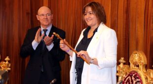 El regidor de Canviem Figueres, Xavier Amiel, després de cedir la vara d'alcaldessa, a Agnès Lladó (ERC)