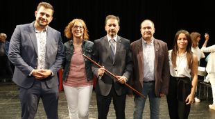 El nou alcalde de Blanes, Àngel Canosa, aguantant la vara acompanyat dels altres regidors d'ERC al municipi