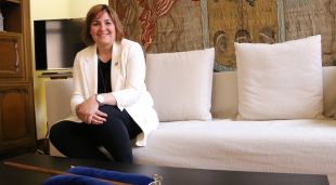 L'alcaldessa de Figueres, Agnès Lladó, des del seu despatx de l'Ajuntament,